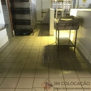 Piso para cozinha industrial JM Colocação de Pisos PISO ANTIACIDO PARA COZINHA INDUSTRIAL 30X30 COM JUNTA DE ASSENTAMENTO 6MM, ALTA RESSISTENCIA RECOMENDADO PELA ANVISA