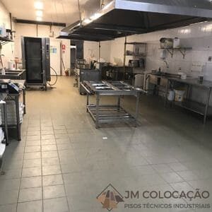 Piso para cozinha industrial JM Colocação de Pisos PORCELANATO ANTIACIDO PARA COZINHAS INDUSTRIAIS 30X30 CON JUNTA DE ASSENTAMENTO 3MM, MENOR CONSUMO DE REJUNTE.