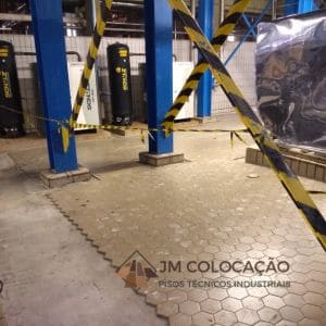 Instalação piso exagonal industrial