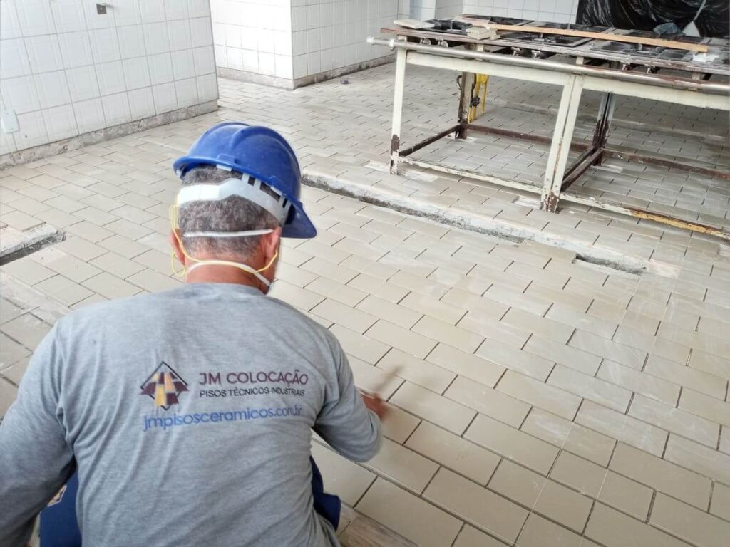 Instalação piso placa extrudada 12x24 , cozinha industrial, padaria, câmara fria, laticínios, Piso Extrudado em Frigoríficos, atende a todas as recomendações da Anvisa